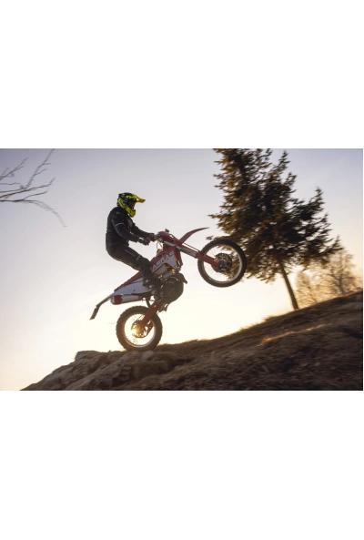 Enduro vs. motokros: rozdíly ve výbavě, které by měl znát každý jezdec 